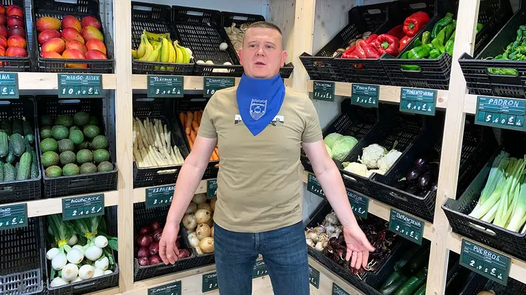 El ucraniano Bohdan Koshovsky en su tienda del barrio de Ripagaina. Navarra.com