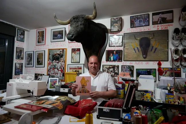 Eder Sanz, bordador del capote de paseo de Ferrera. IRANZU LARRASOAÑA