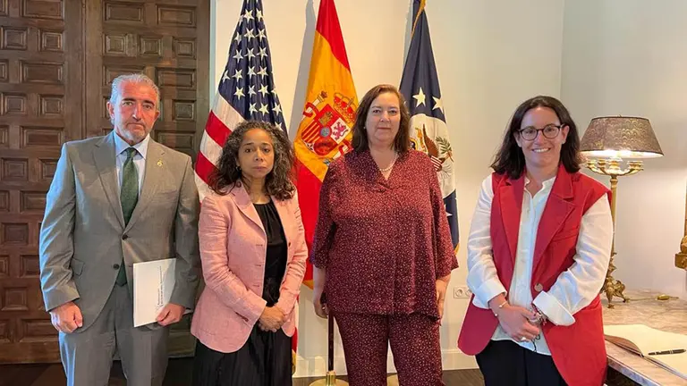 La Embajadora de EE.UU afirma ante la AVT que la
retirada de ETA de la lista de organizaciones terroristas no cambia nada. AVT