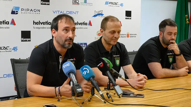 Carlos García y Quique Domínguez, en el centro, en rueda de prensa. Cedida.