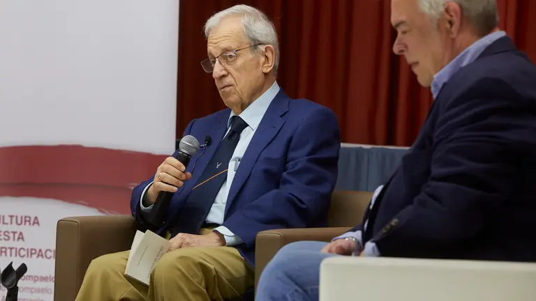Jaime Ignacio del Burgo presenta su último libro 'Asalto a la democracia. La gran mentira que quiere acabar con la Constitución y las libertades'. IÑIGO ALZUGARAY