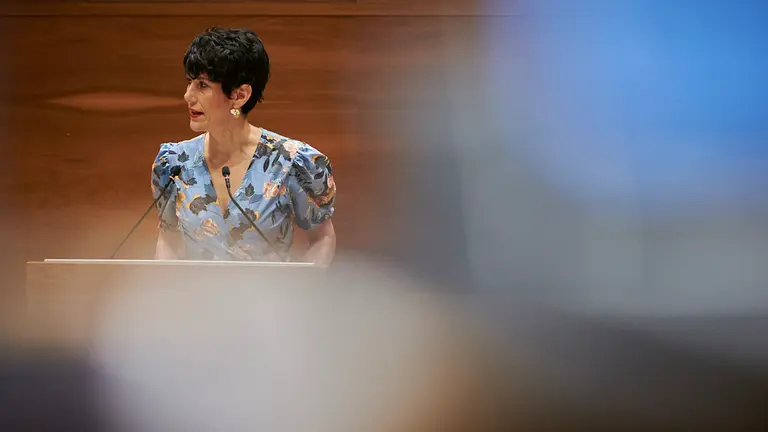 Elma Saiz, consejera de Hacienda del Gobierno de Navarra, interviene en el Parlamento. PABLO LASAOSA