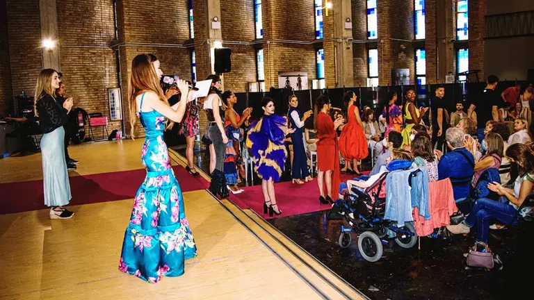 Desfile solidario. CEDIDA