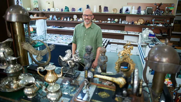 Kanek, tienda de antigüedades y minerales en la calle Paulino Caballero de Pamplona. PABLO LASAOSA