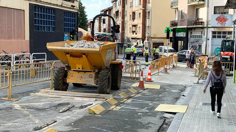 Obras para a condicionar el carril bici en la calle Gayarre en la Milagrosa. Navarra.com