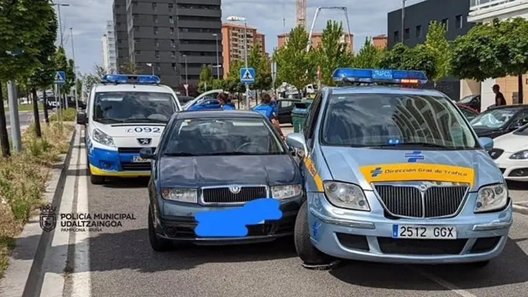 Interceptado en Pamplona tras saltarse semáforos, circular en sentido contrario y chocar contra la policía. POLICÍA MUNICIPAL DE PAMPLONA
