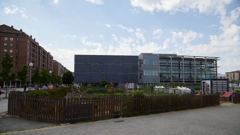 Inauguración del huerto comunitario del barrio de Ermitagaña-Mendebaldea, situado en la confluencia de las calles Arcadio Mª Larraona y el Paseo Antonio Goyena. IÑIGO ALZUGARAY