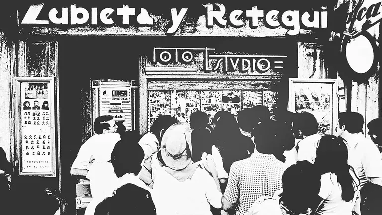 El escaparate de las vanidades. Tras el encierro una aglomeración ante la tienda de Zubieta y Retegui (Foto Jorge Nagore).