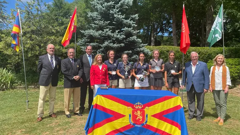 Reparto de trofeos en el club de golf Ulzama. RFEG.