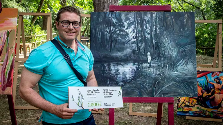 Eduardo Alsasua García junto a la obra con la que ha ganado el certamen. JESÚS CASO