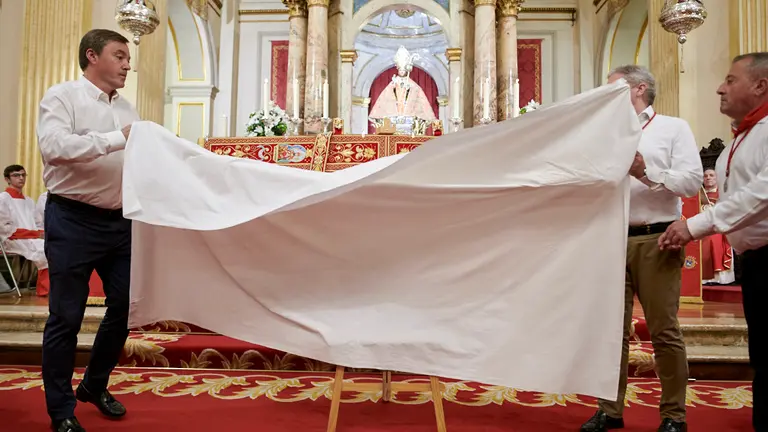 Celebración de la Misa de Escalera por el sexto peldaño del 6 de junio con la presentación del nuevo “Capotico” de San Fermín. PABLO LASAOSA