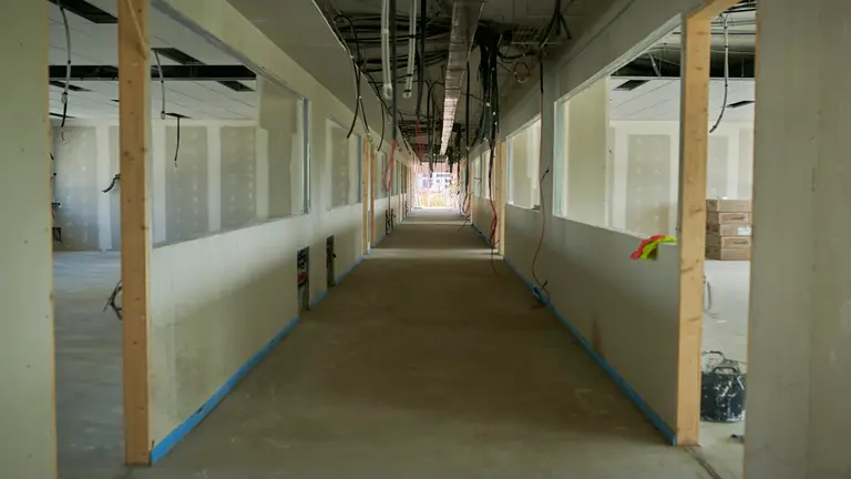 El consejero de Educación, Carlos Gimeno, y el alcalde de Pamplona, Enrique Maya, visitan las obras del nuevo colegio público del Soto de Lezkairu. PABLO LASAOSA