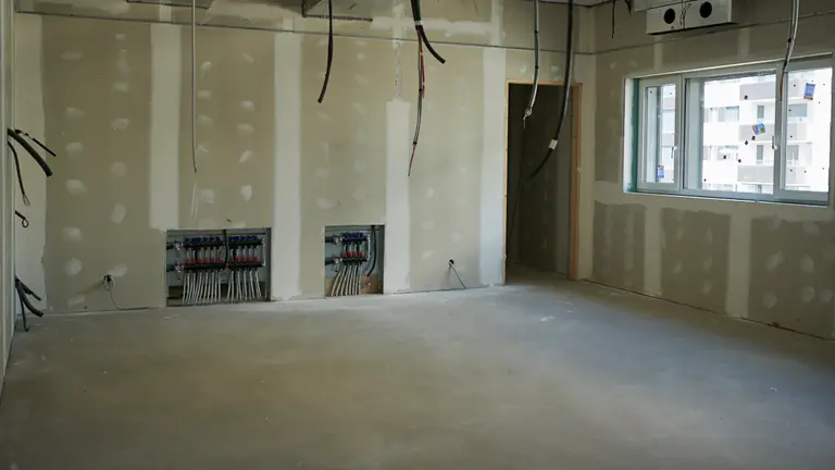 El consejero de Educación, Carlos Gimeno, y el alcalde de Pamplona, Enrique Maya, visitan las obras del nuevo colegio público del Soto de Lezkairu. PABLO LASAOSA