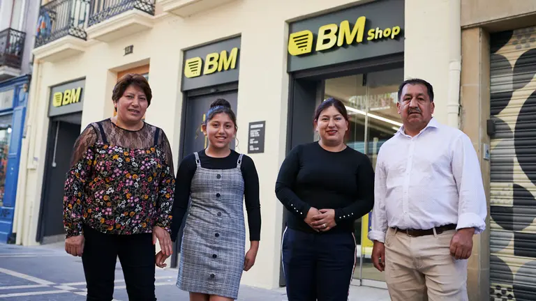 Nuevo supermercado BM en la calle Mayor de Pamplona. PABLO LASAOSA