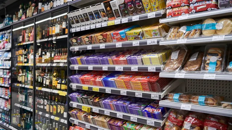 Estantería de un supermercado con bollería. PABLO LASAOSA