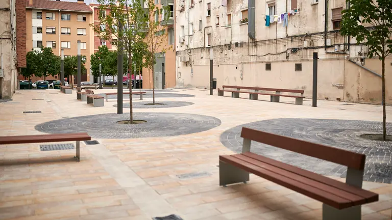 La Gerencia de Urbanismo y la Comisión de Urbanismo del Ayuntamiento, con el alcalde, Enrique Maya, visitan las obras de reurbanización de la plaza del antiguo Grupo Oscoz en el barrio de Rochapea. PABLO LASAOSA