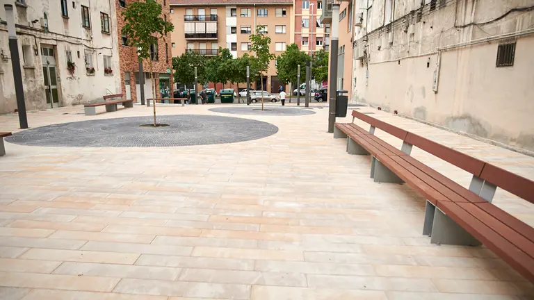 La Gerencia de Urbanismo y la Comisión de Urbanismo del Ayuntamiento, con el alcalde, Enrique Maya, visitan las obras de reurbanización de la plaza del antiguo Grupo Oscoz en el barrio de Rochapea. PABLO LASAOSA