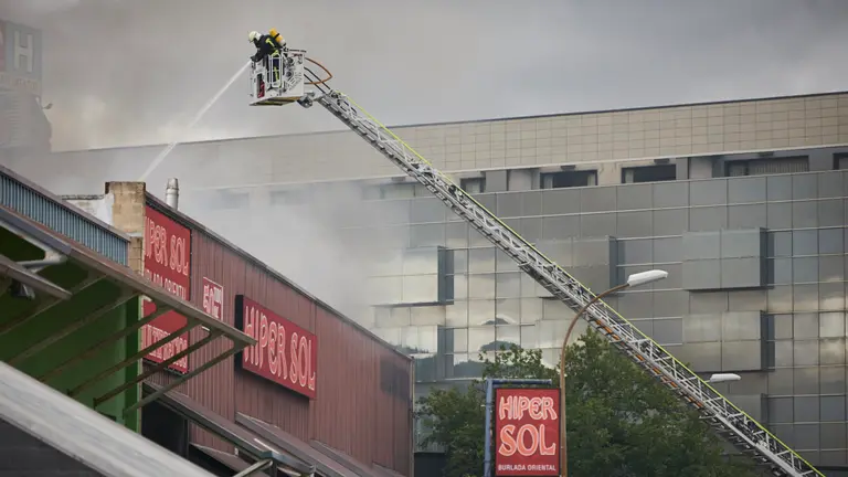 Bomberos, Policía Foral y Policía Municipal de Burlada y Villava intervienen un un gran incendio de un bazar. PABLO LASAOSA