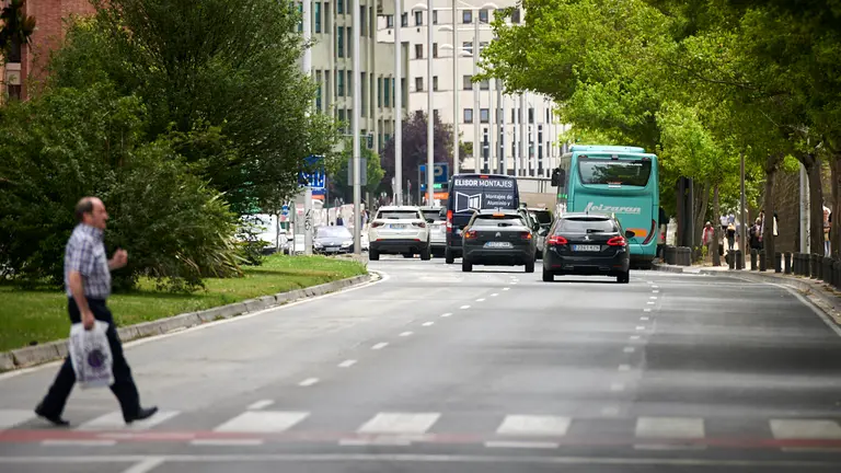 Varios coches circulan por la Avenida del Ejército de Pamplona. PABLO LASAOSA