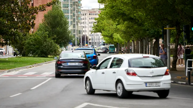 Varios coches circulan por la Avenida del Ejército de Pamplona. PABLO LASAOSA