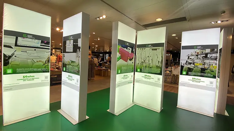 El Corte Inglés acoge la exposición “50 años cambiando la historia del cáncer” organizada junto a la Asociación Española Contra el Cáncer. EL CORTE INGLÉS