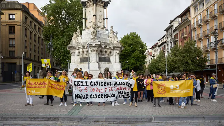Concentración de la plataforma 0-3 de las escuelas infantiles a las puertas del Palacio de Navarra. IÑIGO ALZUGARAY