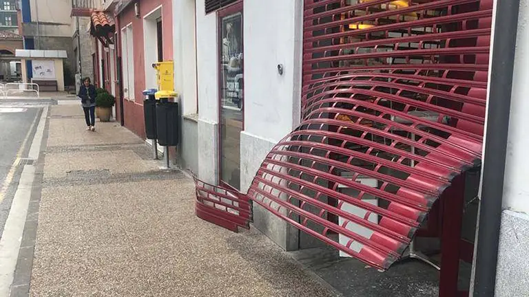 La Tahona de Huarte ha amanecido con la verja de la entrada reventada. CEDIDA