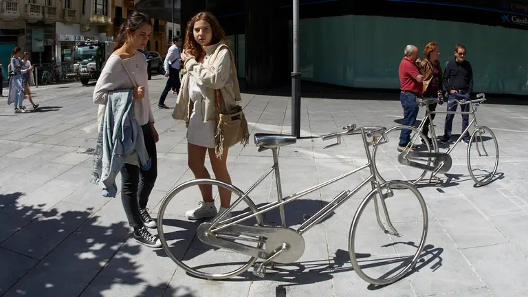 Inauguración del conjunto escultórico 'Diez bicicletas' creado por Jesús Sukunza, que mostrará a través del arte urbano la apuesta de Pamplona por la movilidad sostenible. IÑIGO ALZUGARAY