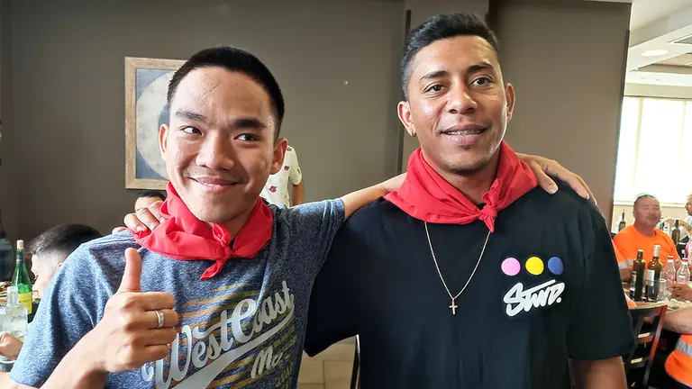 Neno y Bynho reciben el pañuelo rojo de San Fermín en la cena de fin de temporada. Osasuna Xota.