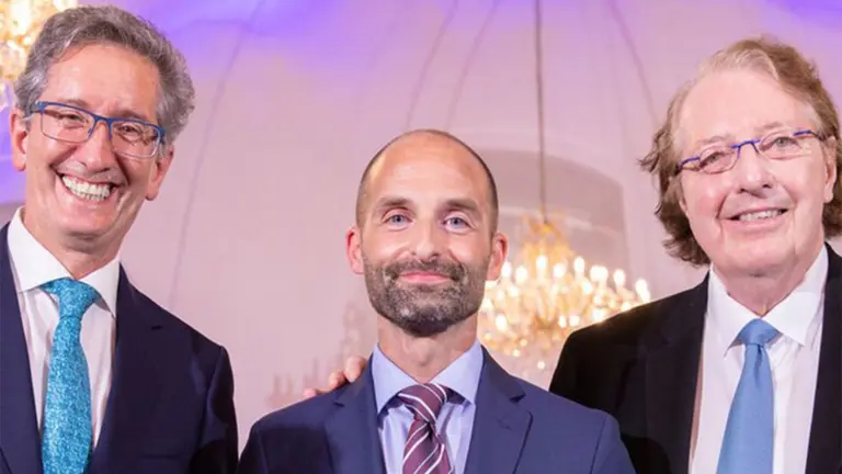 Los Dres. Jesús San Miguel, Bruno Paiva y Brian Durie. CEDIDA