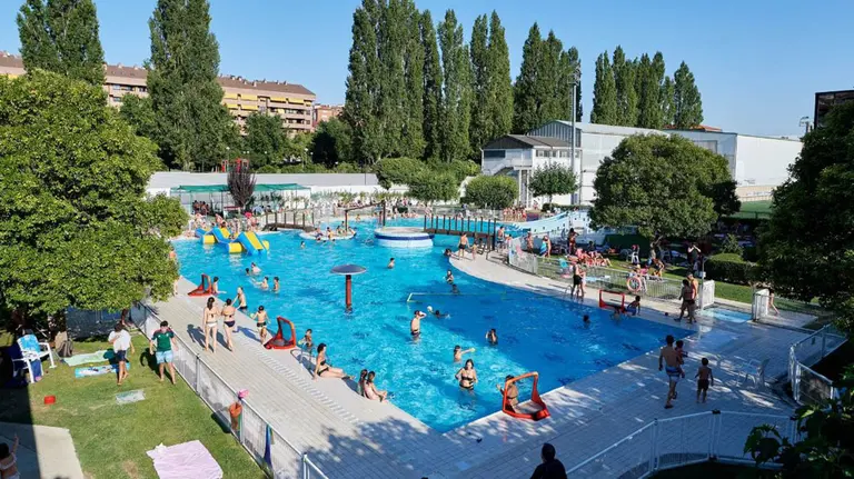 Piscinas al aire libre en las instalaciones deportivas de Oberena en Pamplona. @Oberena