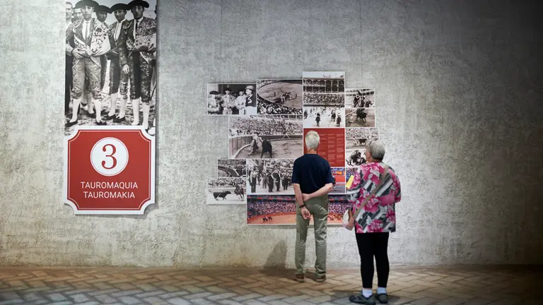 El alcalde de la ciudad, Enrique Maya, acompañado por el técnico superior del Archivo Municipal de Pamplona (AMP) y comisario de la muestra, Javier Marquinez, abrire la exposición 'Centenario de la Plaza de Toros de Pamplona 1922 - 2022: evocación, imágenes y documentos del Archivo Municipal de Pamplona'. PABLO LASAOSA