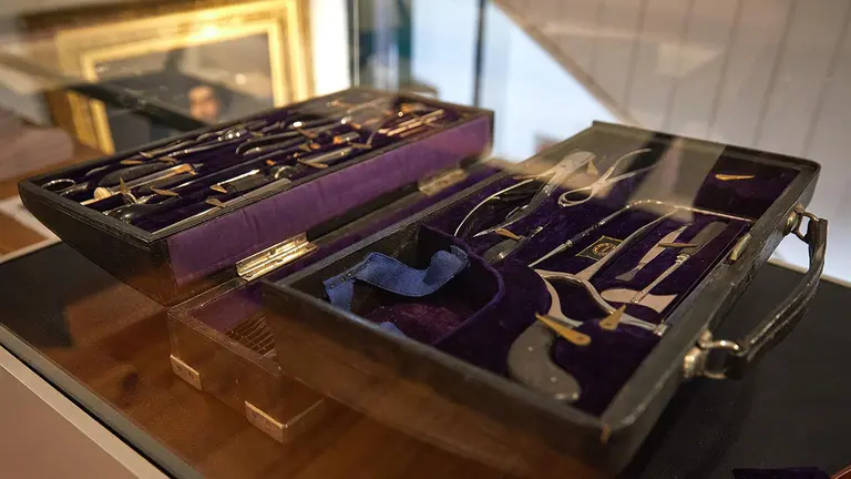 La exposición en Roncal muestra el restaurado maletín médico que Julián Gayarre. GOBIERNO DE NAVARRA