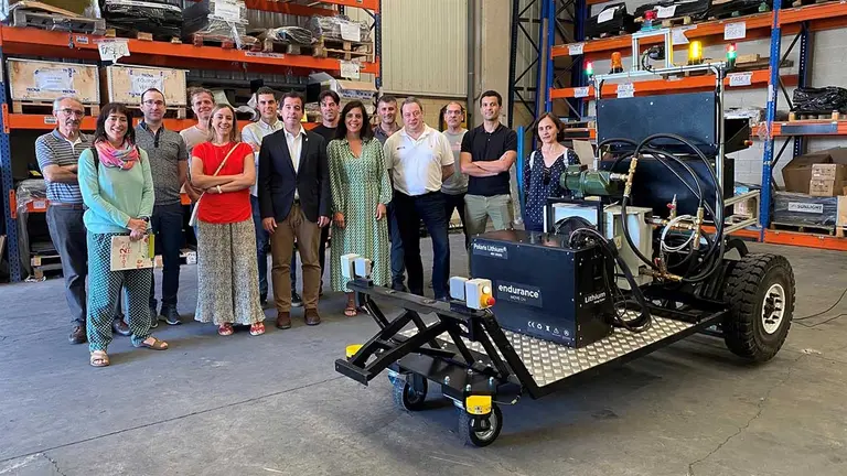 El consejero Irujo y la directora general Uxue Itoiz posan con responsables de las empresas del consorcio que han participado en el proyecto como Tecnacar, I3CODE y Permagsa, y con representantes de la UPNA y NAI