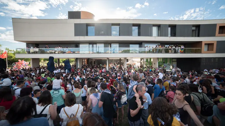 Las capitanas de los equipos de fútbol femenino Infantil-Cadete del CD Valle de Egüés y del Mulier FCN tiran el chupinazo de las fiestas de Sarriguren 2022. IRAITZ IRIARTE.