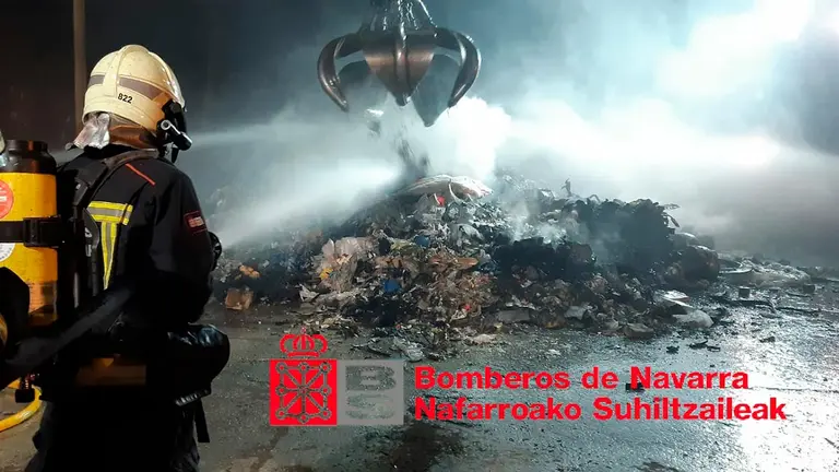 Los Bomeros han contado con la ayuda de personal y maquinaria de la empresa. BOMBEROS DE NAVARRA