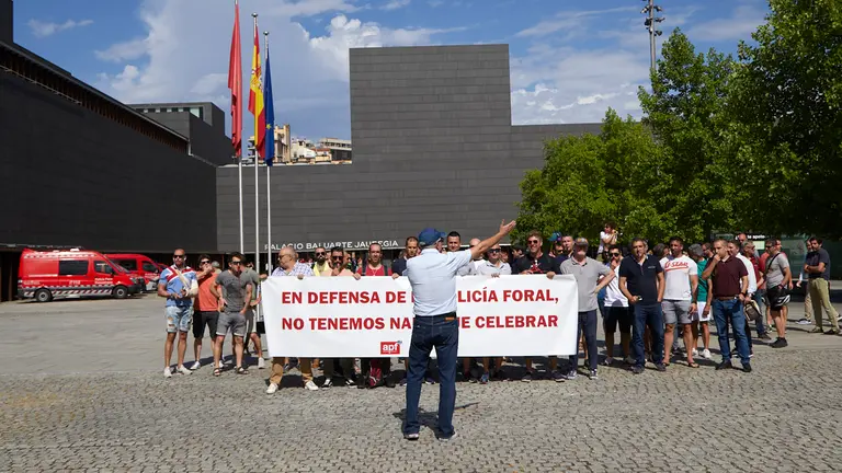 Concentración convocada por CSIF y APF con el lema 'En defensa de la Policía Foral: no hay nada que celebrar'. IÑIGO ALZUGARAY