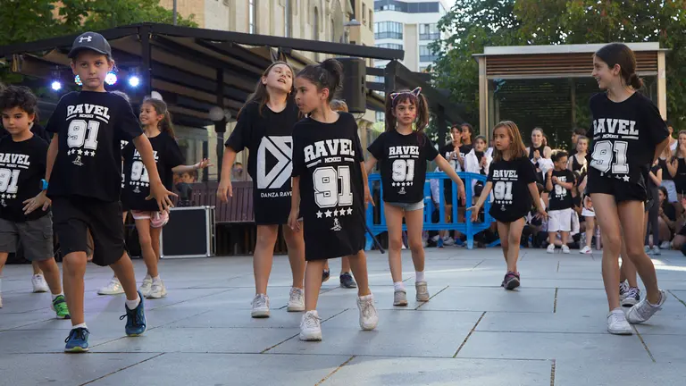 Actividades de la campaña "Comercio hace ciudad" de Pamplona, con las actuaciones del hombre forzudo y la escuela de Danza Ravel entre otras. IÑIGO ALZUGARAY