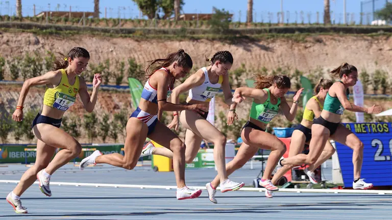 Carrera de cien metros en La Nucía con Miren Bartolomé en acción. @PamplonaAt