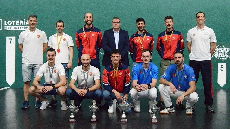 Representación navarra en el torneo de federaciones de pelota en el frontón Labrit. Cedida.