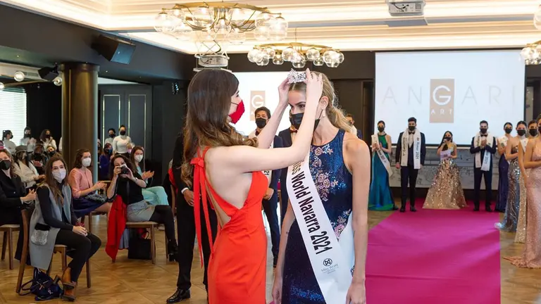 Laura Etayo recibe la corona. CEDIDA