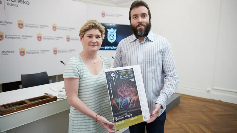 La concejala delegada de Cultura e Igualdad, María García-Barberena, y el director artístico del concurso, Mikel Pagola, presentan el XXI Concurso Internacional de Fuegos Artificiales de San Fermín. PABLO LASAOSA