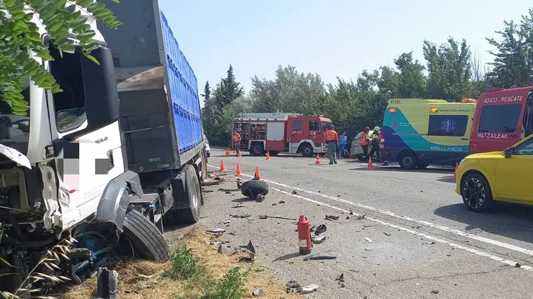 Accidente de un vehículo que chocó contra un camión en la recta de Arguedas. POLICÍA FORAL.