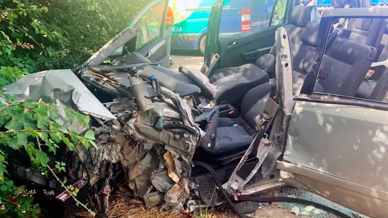 Accidente en la recta de Arguedas. El conductor del vehículo tuvo que ser excarcelado por Bomberos de Tudela. BOMBEROS DE NAVARRA