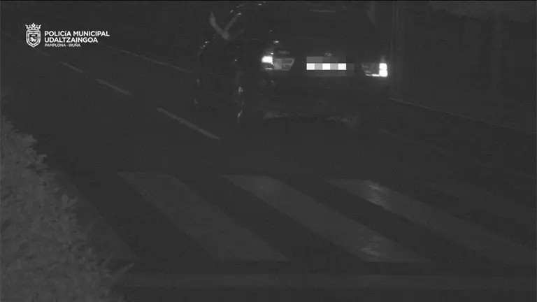 Fotografía tomada por el radar mientras el conductor saca la mano por la ventanilla para saludar. POLICÍA MUNICIPAL PAMPLONA