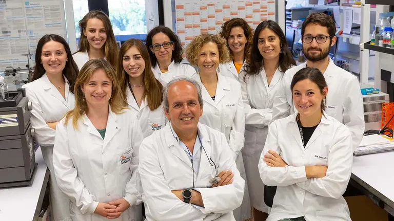 En primera fila Juan José Lasarte y Flor Navarro, junto al equipo de investigadores del Cima. Cima Universidad de Navarra