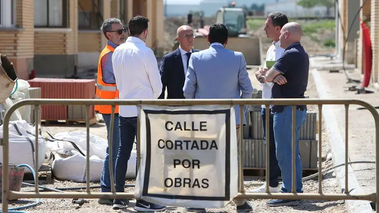 El consejero Bernardo Ciriza y el alcalde de Cintruénigo, Oscar Bea, en un momento de la visita a las obras junto con otras autoridades del Gobierno de Navarra y del ayuntamiento de la localidad. GOBIERNO DE NAVARRA