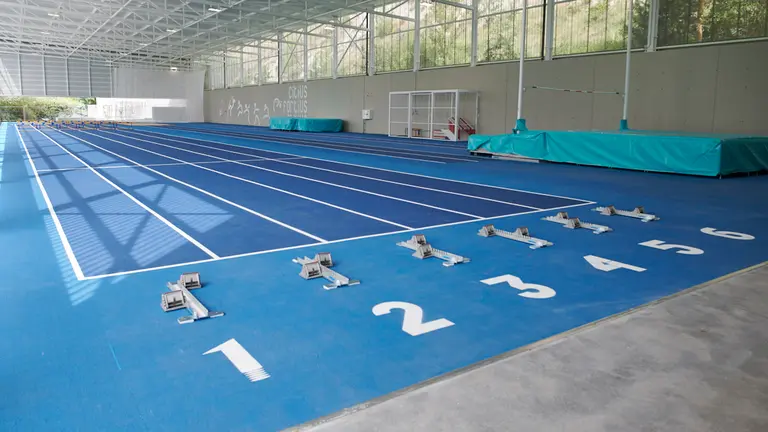 Miembros de la comisión municipal de Asuntos Ciudadanos visitan la pista cubierta de atletismo de la SDR Echavacoiz. PABLO LASAOSA