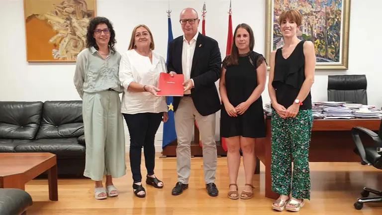 El consejero de Educación, Carlos Gimeno, y la directora territorial de la Fundación Secretariado Gitano, Inés García Pérez, en la firma del convenio. GOBIERNO DE NAVARRA