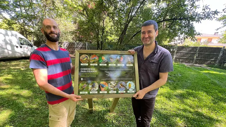 Los paneles explicativos se han colocado junto a los comederos para pájaros. CEDIDA